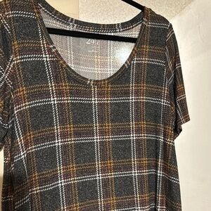 Maurices Gray Short Sleeve T-Shirt with Plaid Design
